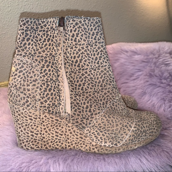 Toms 9.5W side zip cheetah print suede ankle boots - Picture 4 of 14